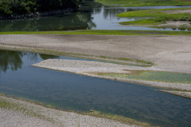 Siccità, il Po ai minimi. Nella zona del Ponte della Gerola le scarse precipitazioni e le alte temperature hanno abbassato il livello del fiume, facendo affiorare banchi di sabbia. Le imbarcazioni dei pescatori restano ferme: l'acqua troppo bassa ne rende impossibile la navigazione, Pavia (Italy) July 8, 2026 (Photo Claudio Furlan/LaPresse)