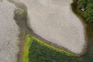 Siccità, il Po ai minimi. Nella zona del Ponte della Gerola le scarse precipitazioni e le alte temperature hanno abbassato il livello del fiume, facendo affiorare banchi di sabbia. Le imbarcazioni dei pescatori restano ferme: l'acqua troppo bassa ne rende impossibile la navigazione, Pavia (Italy) July 8, 2026 (Photo Claudio Furlan/LaPresse)