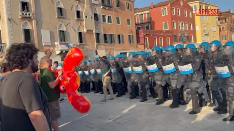 Venezia, scontri tra polizia e manifestanti al corteo contro lo yacht Boardwalk