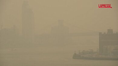 Incendi in Canada, il fumo arriva fino a New York: Manhattan avvolta dalla "nebbia"