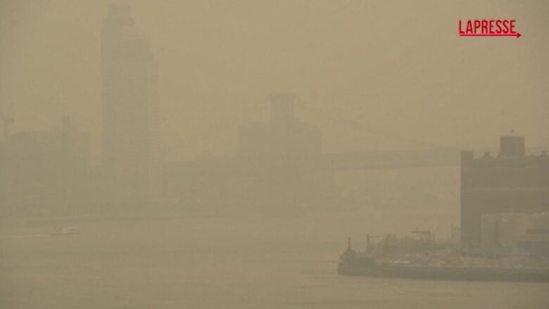 Incendi in Canada, il fumo arriva fino a New York: Manhattan avvolta dalla "nebbia"