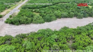 Usa, inondazioni improvvise in Texas: la strada interrotta da un fiume di fango