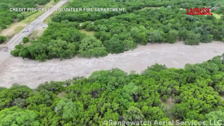 Usa, inondazioni improvvise in Texas: la strada interrotta da un fiume di fango