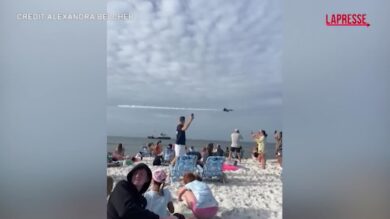 Florida, jet della Marina "sfiora" i bagnanti sulla spiaggia e fa volare via sedie e tende
