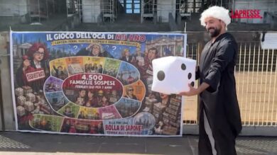 Milano: flash mob famiglie sospese davanti al Palazzo di Giustizia, simulato il gioco dell'oca