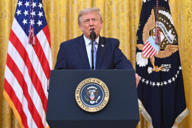 Trump insiste sui brogli elettorali e accusa la Cina: “Nel 2020 ha violato i nostri dati”. Pechino: “Parole infondate e diffamatorie”