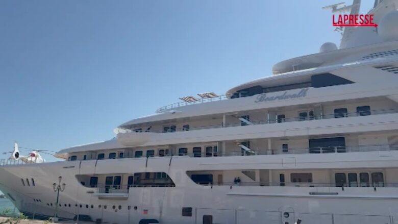 Venezia, arrivato il mega yacht dell'ambasciatore americano Tilman Fertitta