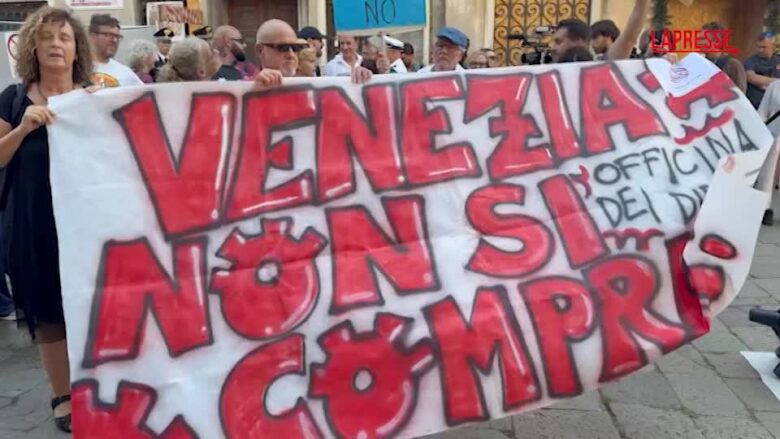 La protesta contro il mega yacht Boardwalk: "Venezia non si Usa"