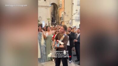 Alfa canta per una coppia di sposi a Bari: il video è virale