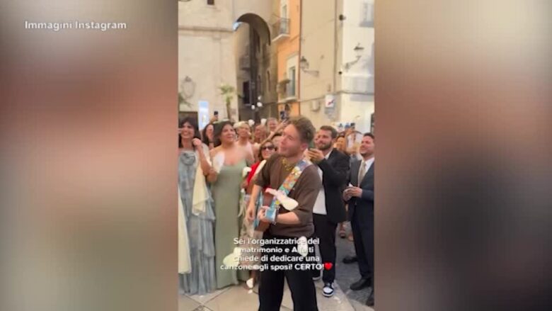 Alfa canta per una coppia di sposi a Bari: il video è virale