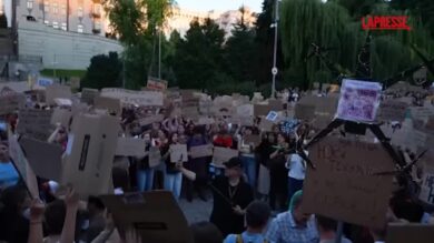 Ucraina, migliaia di persone in piazza a Kiev contro il rimpasto di governo di Zelensky