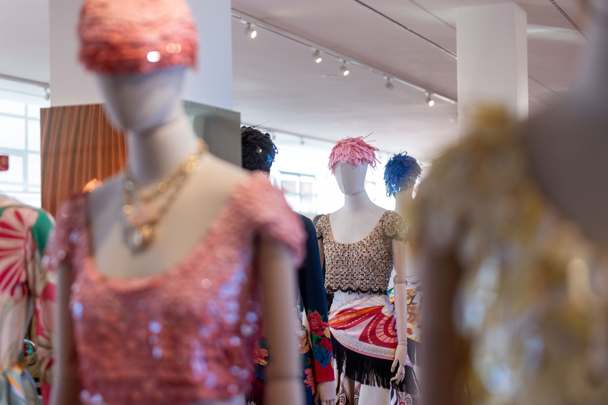 Seconda vita ai capi di abbigliamento invenduti, scatta il divieto per le imprese di moda di mandarli al macero Seconda vita ai capi di abbigliamento invenduti, scatta il divieto per le imprese di moda di mandarli al macero