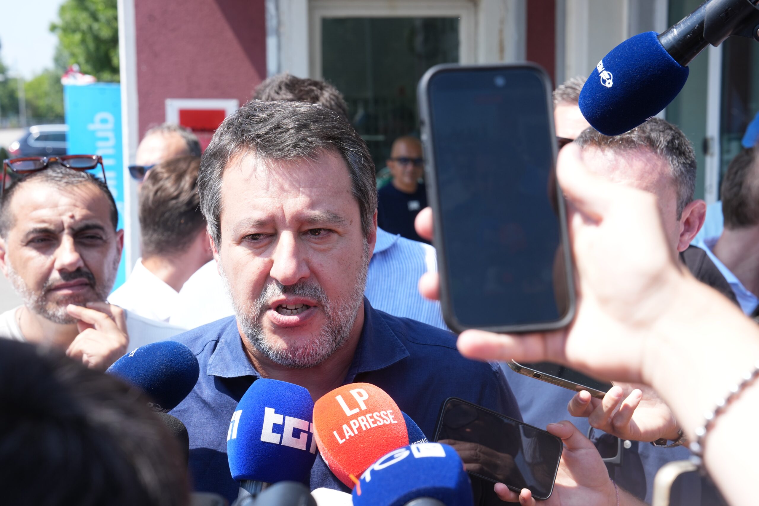 Caso Roggero, Salvini apre a candidatura e modifica legge su legittima difesa. L’opposizione: “Superato il limite” Caso Roggero, Salvini apre a candidatura e modifica legge su legittima difesa. L’opposizione: “Superato il limite”