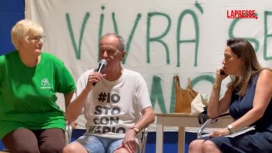 Lega, pochi militanti alla serata per Bossi e Maroni. Calderoli: “Chi è rimasto a casa è un traditore”