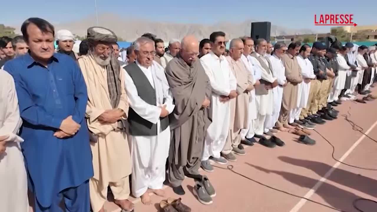 pakistan migliaia di persone ai funerali degli agenti uccisi dagli insorti da Lapresse.it pakistan migliaia di persone ai funerali degli agenti uccisi dagli insorti