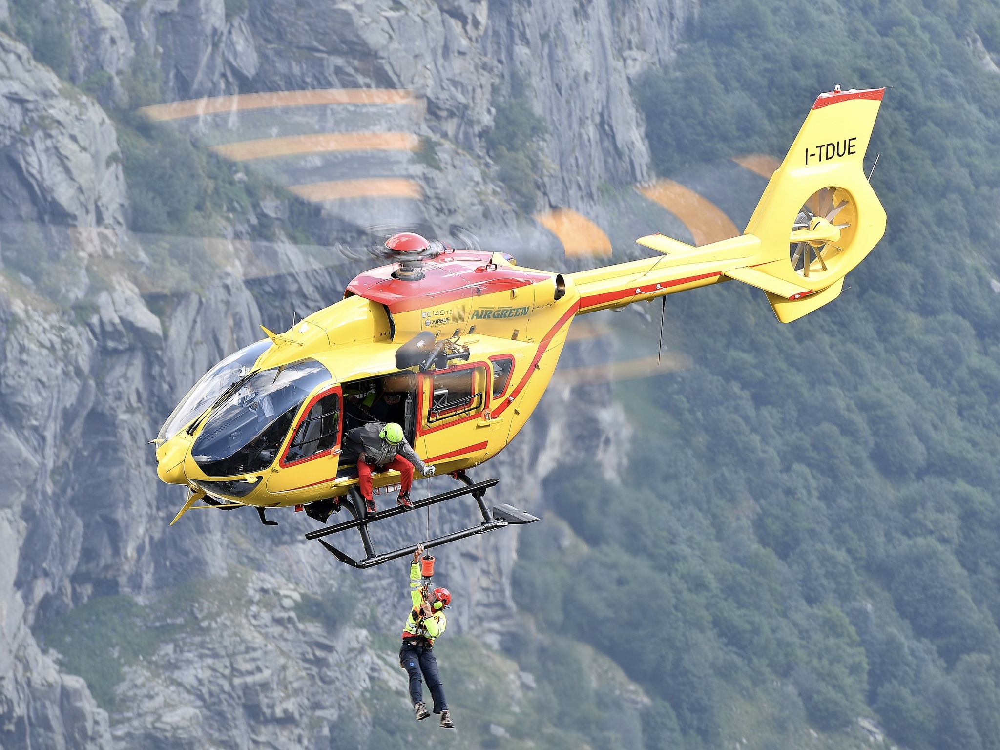 Massa-Carrara, frana in montagna: scalatore precipita per 35 metri