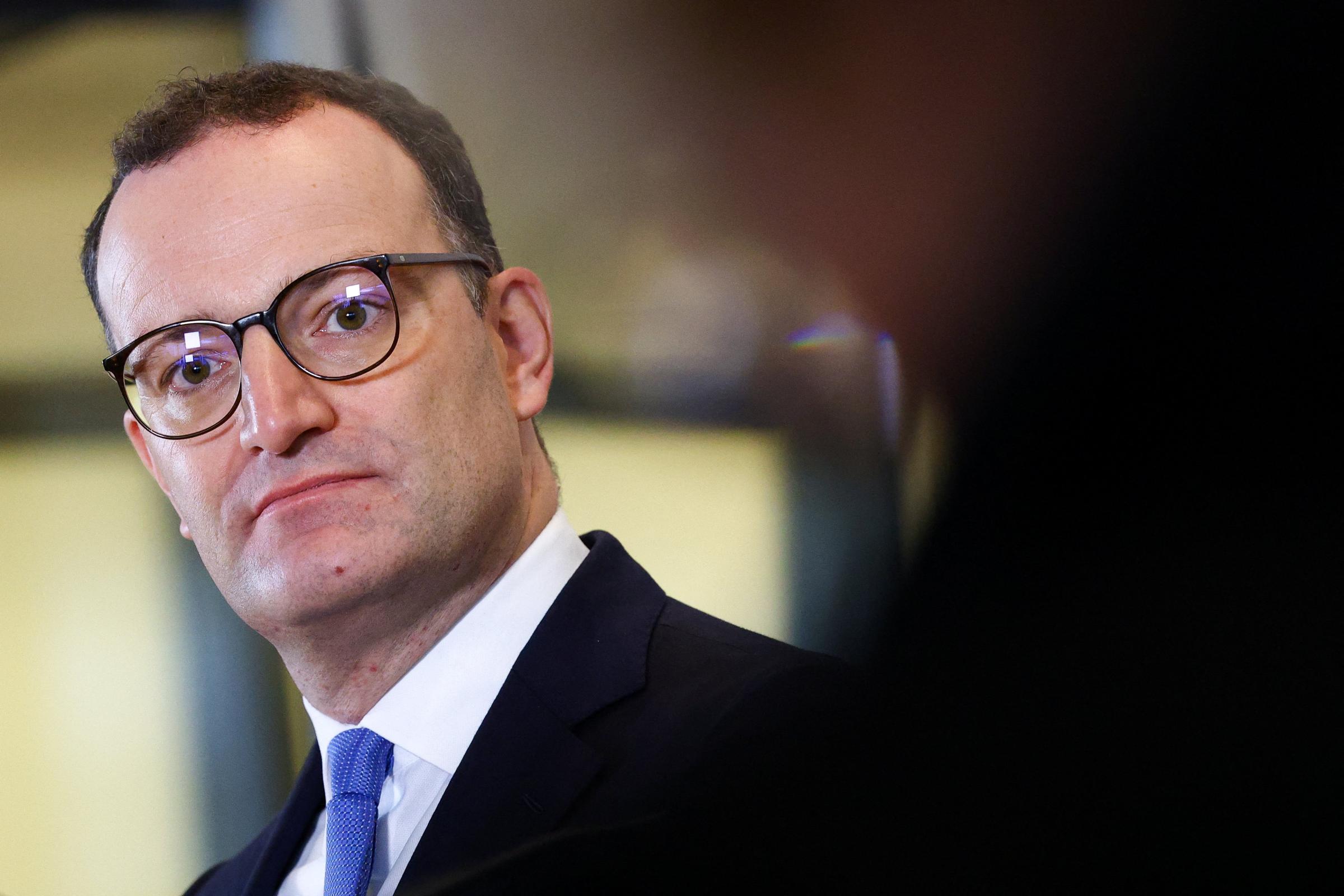 Germania, Jens Spahn si dimette da capogruppo della Cdu dopo il caso maternità surrogata Germania, Jens Spahn si dimette da capogruppo della Cdu dopo il caso maternità surrogata
