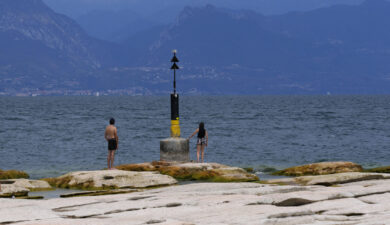 Si tuffa nel lago a Sirmione per salvare un bambino e non riemerge: disperso un uomo