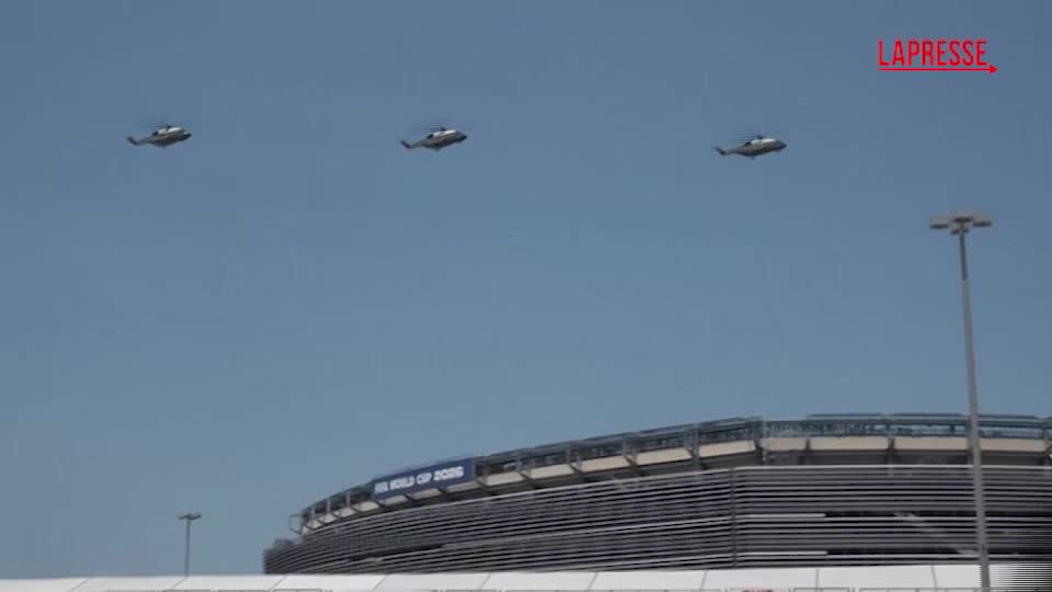 mondiali 2026 trump arriva alla finale il video del marine one sullo stadio da Lapresse.it mondiali 2026 trump arriva alla finale il video del marine one sullo stadio