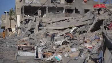 Gaza, edificio distrutto a Deir al-Balah dopo l’ordine di evacuazione