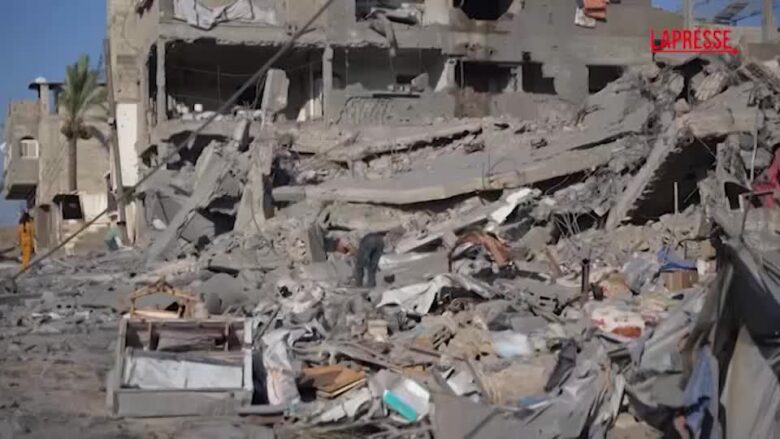 Gaza, edificio distrutto a Deir al-Balah dopo l’ordine di evacuazione