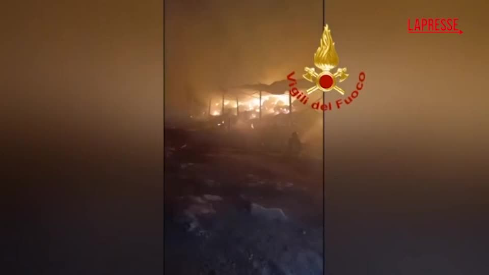 Sardegna, incendio in un capannone di fieno: vigili del fuoco al lavoro