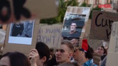 Ucraina, proteste a Kiev contro Zelensky dopo il rimpasto di governo