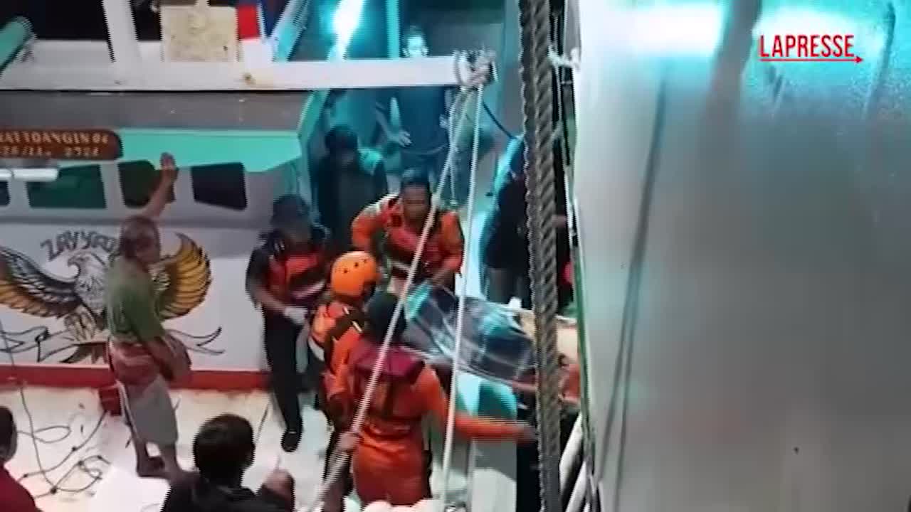 indonesia naufragio nel sulawesi cinque sopravvissuti trovati alla deriva da Lapresse.it indonesia naufragio nel sulawesi cinque sopravvissuti trovati alla deriva