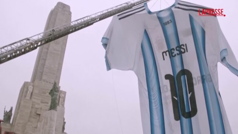 Mondiali 2026, Rosario celebra Messi: maglia gigante prima della finale
