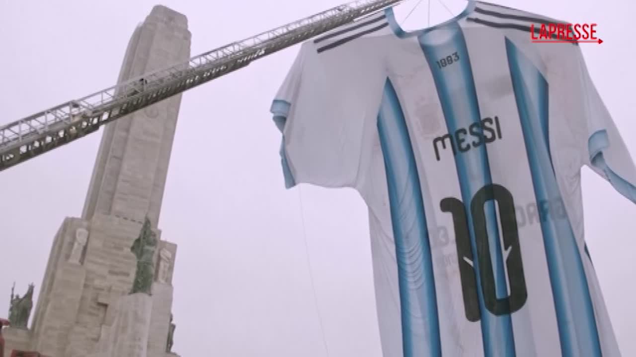 mondiali 2026 rosario celebra messi maglia gigante prima della finale da Lapresse.it mondiali 2026 rosario celebra messi maglia gigante prima della finale