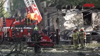 Ucraina, Kiev sotto attacco russo: i soccorsi tra le macerie