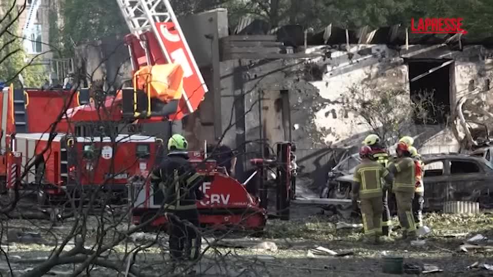 ucraina kiev sotto attacco russo i soccorsi tra le macerie da Lapresse.it ucraina kiev sotto attacco russo i soccorsi tra le macerie
