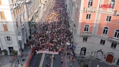 G8 di Genova 2001, il corteo per i 25 anni tra memoria e contestazione