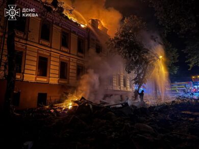 Ucraina, pioggia di missili su Kiev. Zelensky: “Mosca ha colpito con oltre 40 razzi e 120 droni”