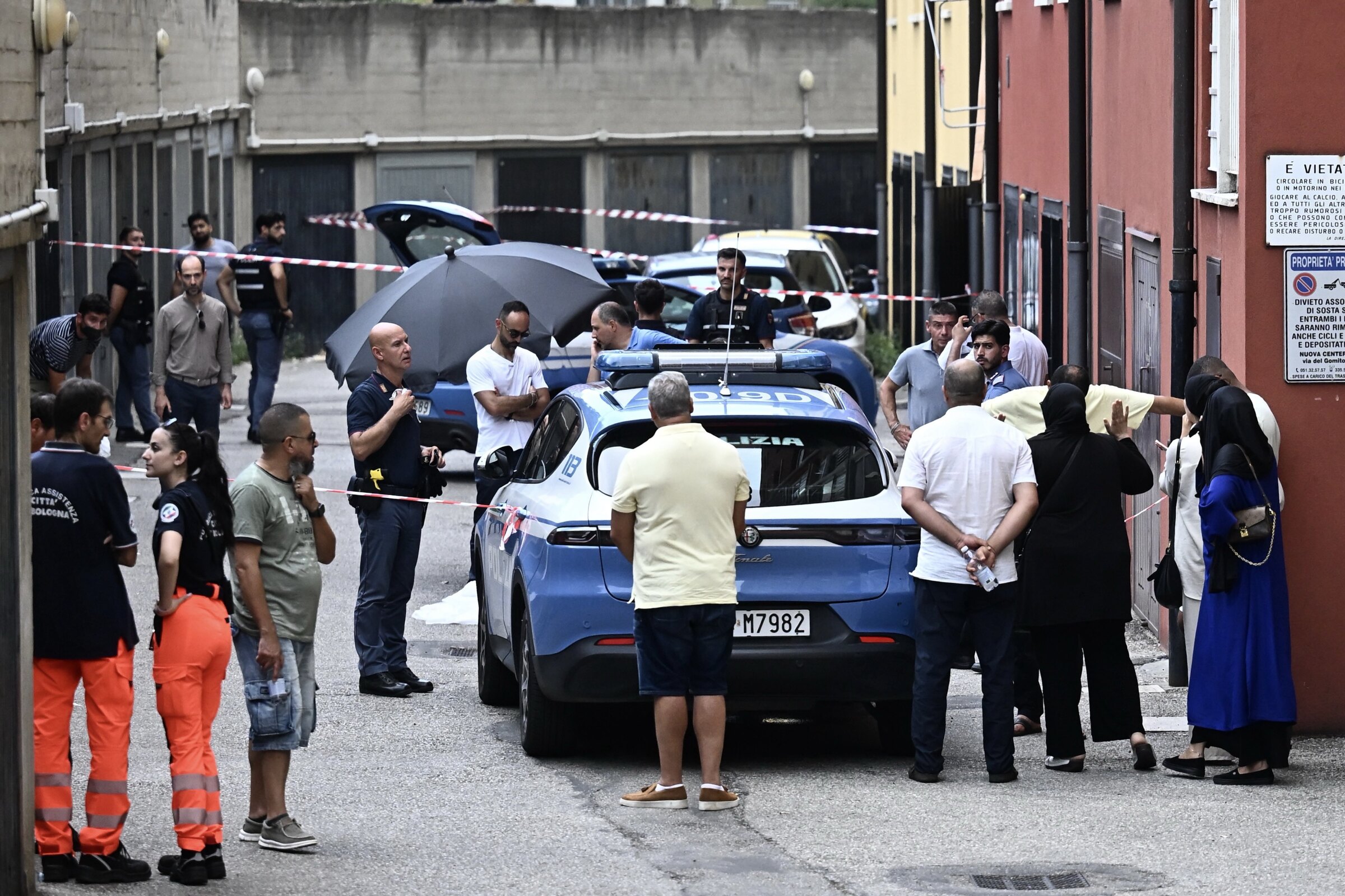 Bologna, 42enne muore durante un intervento della polizia: indagini in corso Bologna, 42enne muore durante un intervento della polizia: indagini in corso