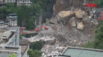 Cina, frana devastante a Chongqing: le operazioni di soccorso tra le macerie