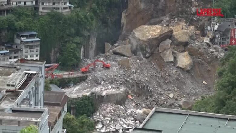 Cina, frana devastante a Chongqing: le operazioni di soccorso tra le macerie
