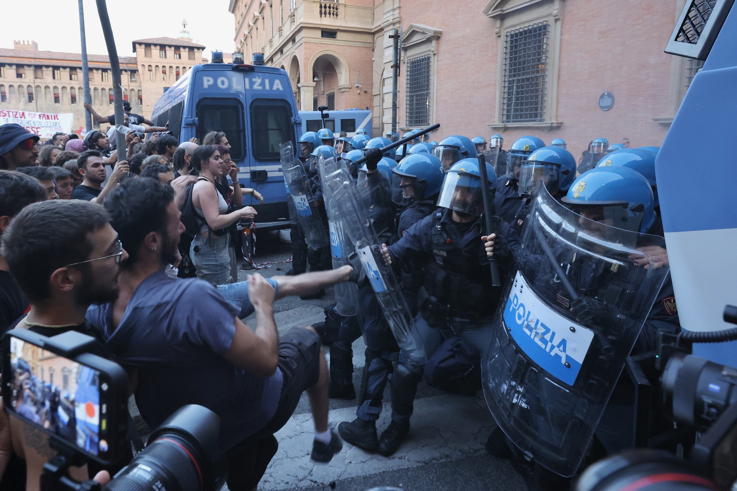 Morto bloccato dalla polizia a Bologna, pm acquisisce conversazioni radio tra operatori e sale operative. Tensione al presidio per Fakir Morto bloccato dalla polizia a Bologna, pm acquisisce conversazioni radio tra operatori e sale operative. Tensione al presidio per Fakir