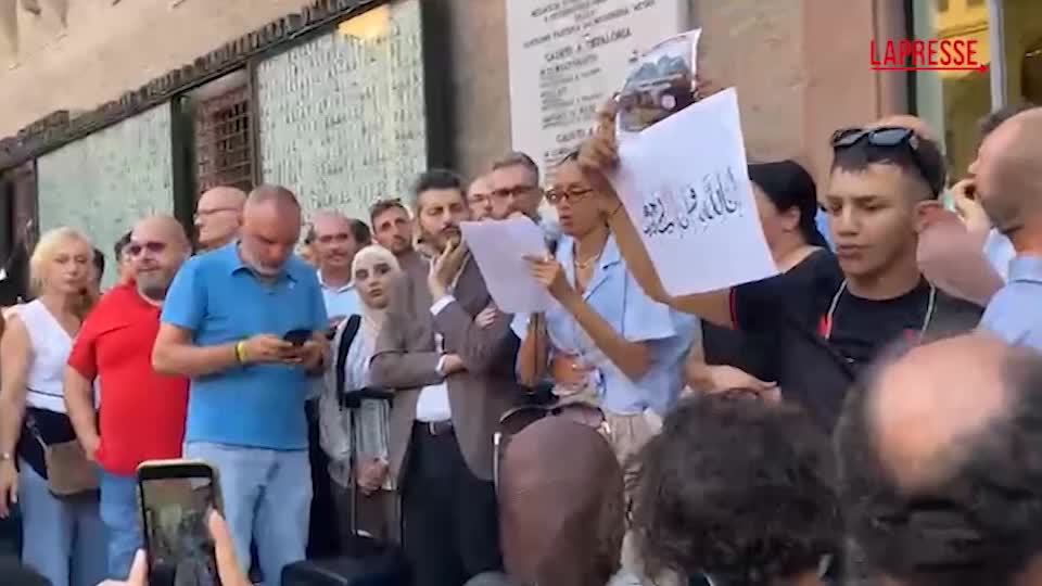 Bologna, la nipote di Fakir al presidio in lacrime: "Continueremo a chiedere giustizia"