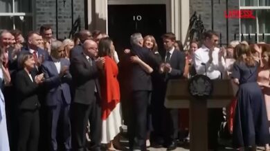 Gran Bretagna, Starmer lascia Downing street con la moglie Victoria: applausi dopo il discorso