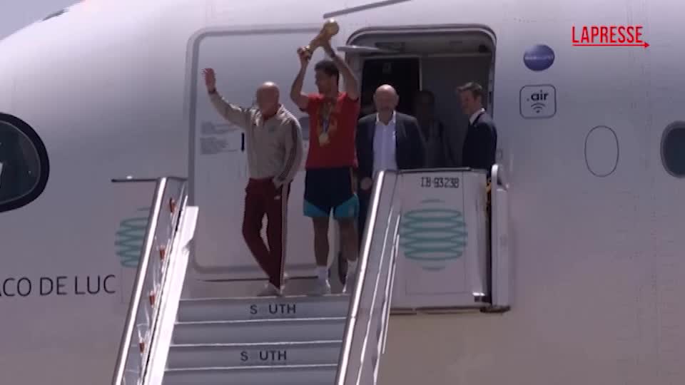 mondiali 2026 la spagna rientra a madrid rodri scende dall aereo con la coppa da Lapresse.it mondiali 2026 la spagna rientra a madrid rodri scende dall aereo con la coppa