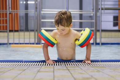 Bambini in piscina o al mare, bastano 3-6 minuti per annegare