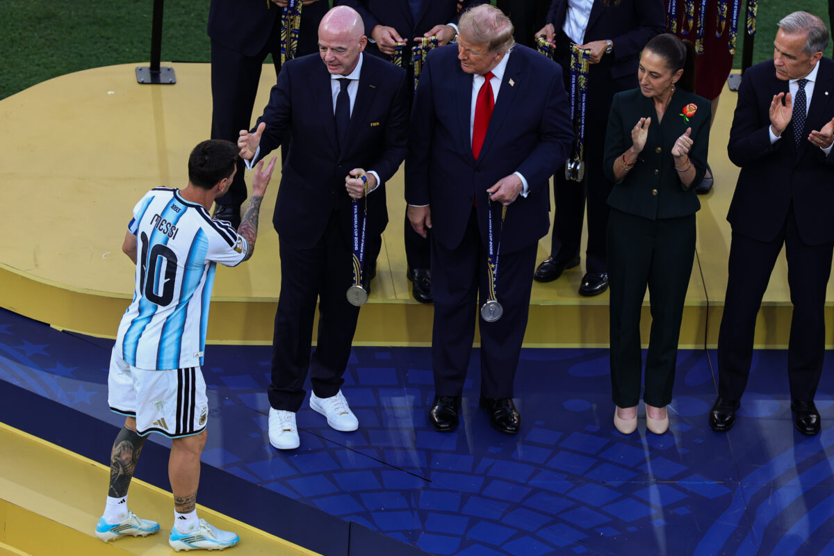 Mondiali 2026, Donald Trump contestato alla premiazione di Spagna-Argentina: le foto Mondiali 2026, Donald Trump contestato alla premiazione di Spagna-Argentina: le foto