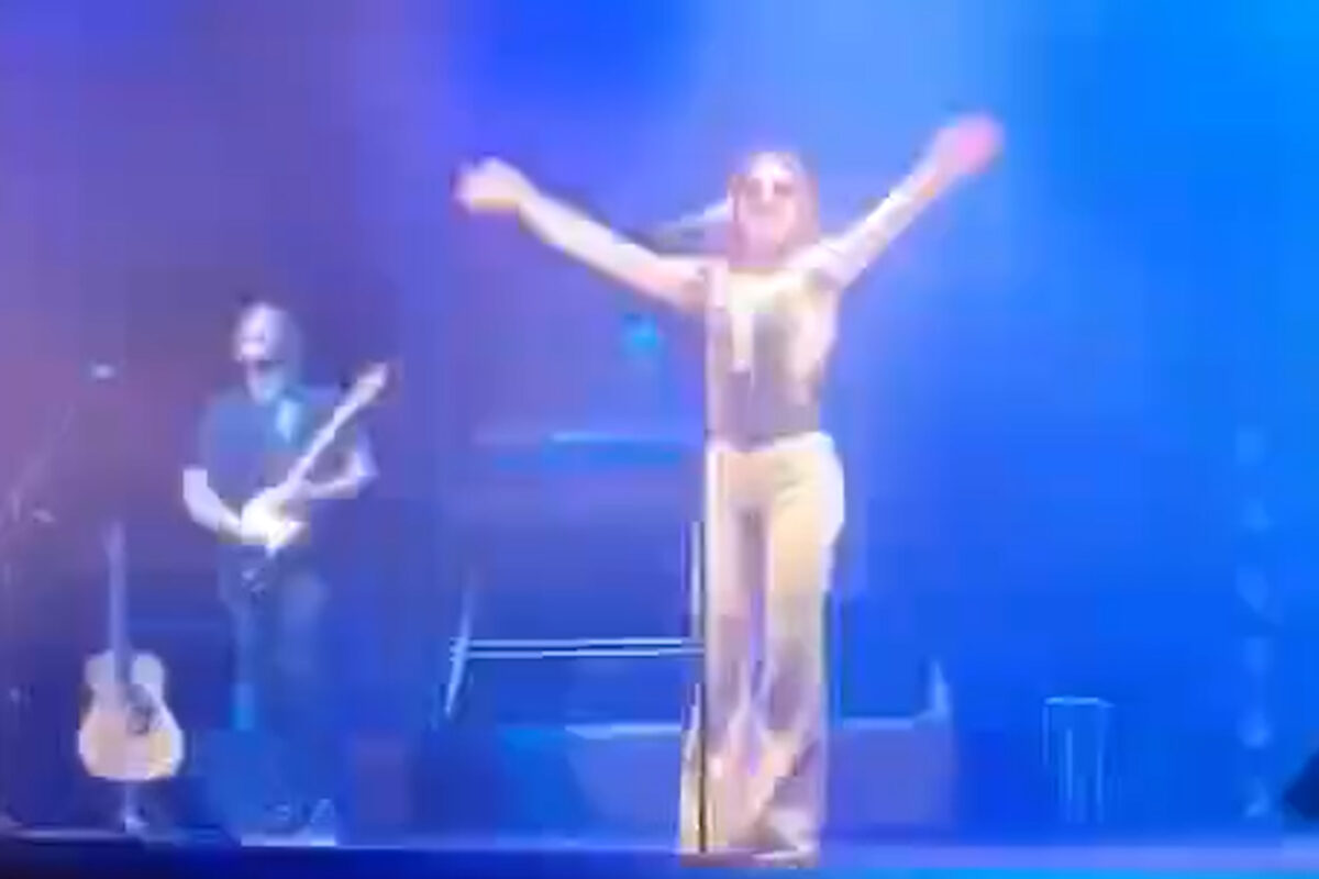noemi cade dal palco e finisce in ospedale come sta la cantante da Lapresse.it noemi cade dal palco e finisce in ospedale come sta la cantante