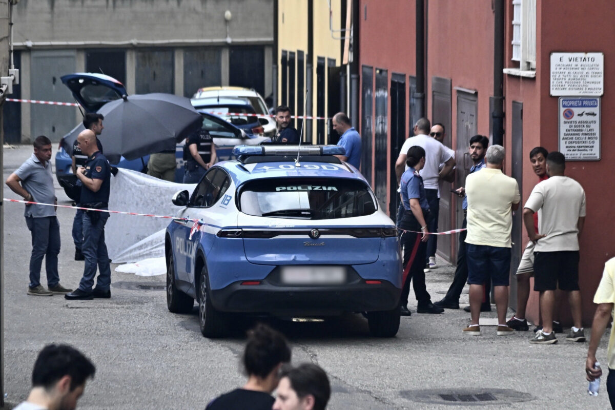 bologna 42enne muore bloccato a terra dalla polizia lega no a condanne preventive le opposizioni chiedono chiarezza da Lapresse.it bologna 42enne muore bloccato a terra dalla polizia lega no a condanne preventive le opposizioni chiedono chiarezza