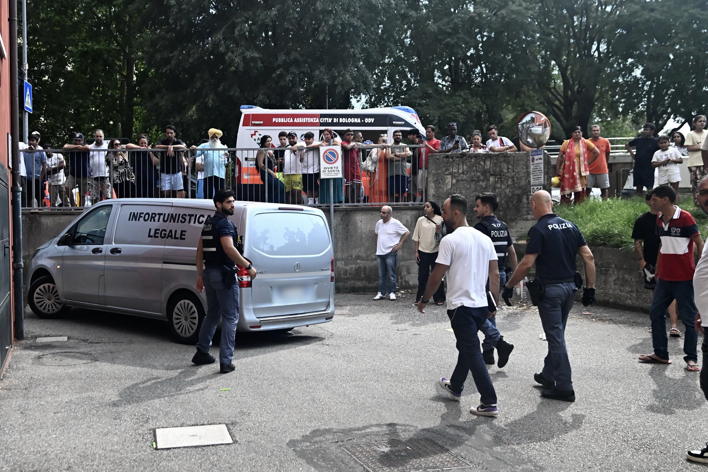Morto bloccato dalla polizia a Bologna, pm acquisisce conversazioni radio tra operatori e sale operative