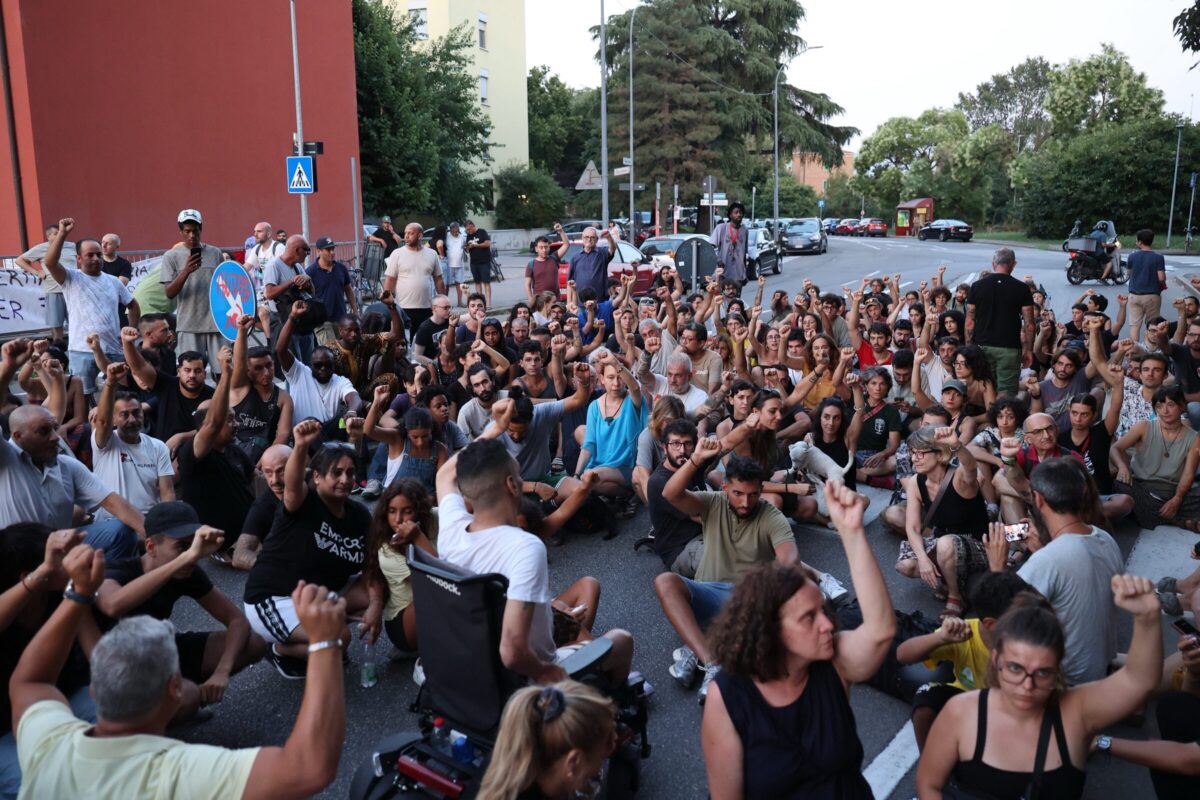 Bologna, 42enne muore bloccato a terra dalla polizia. Lega: “No a condanne preventive”. Le opposizioni chiedono chiarezza Bologna, 42enne muore bloccato a terra dalla polizia. Lega: “No a condanne preventive”. Le opposizioni chiedono chiarezza
