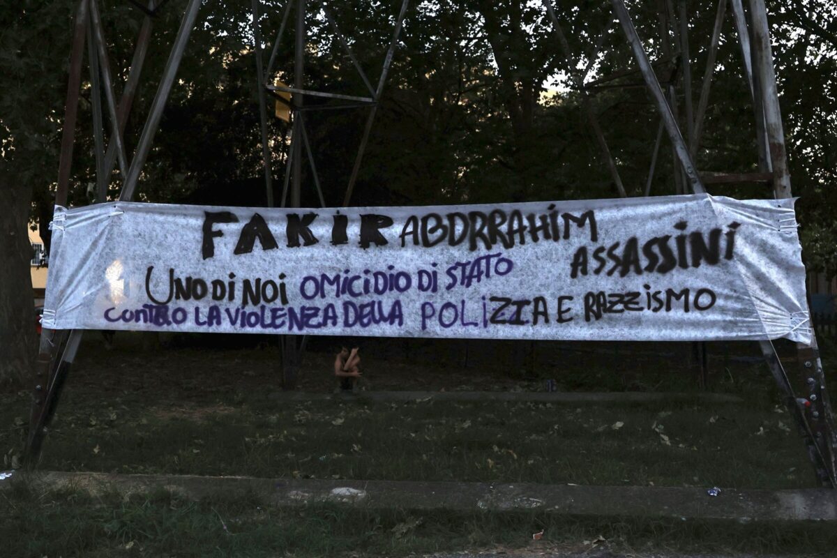 Bologna, 42enne muore bloccato a terra dalla polizia. Lega: “No a condanne preventive”. Le opposizioni chiedono chiarezza Bologna, 42enne muore bloccato a terra dalla polizia. Lega: “No a condanne preventive”. Le opposizioni chiedono chiarezza