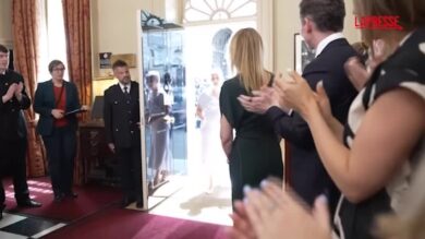 Gran Bretagna, Andy Burnham entra al numero 10 di Downing Street: accolto dall'applauso dei funzionari