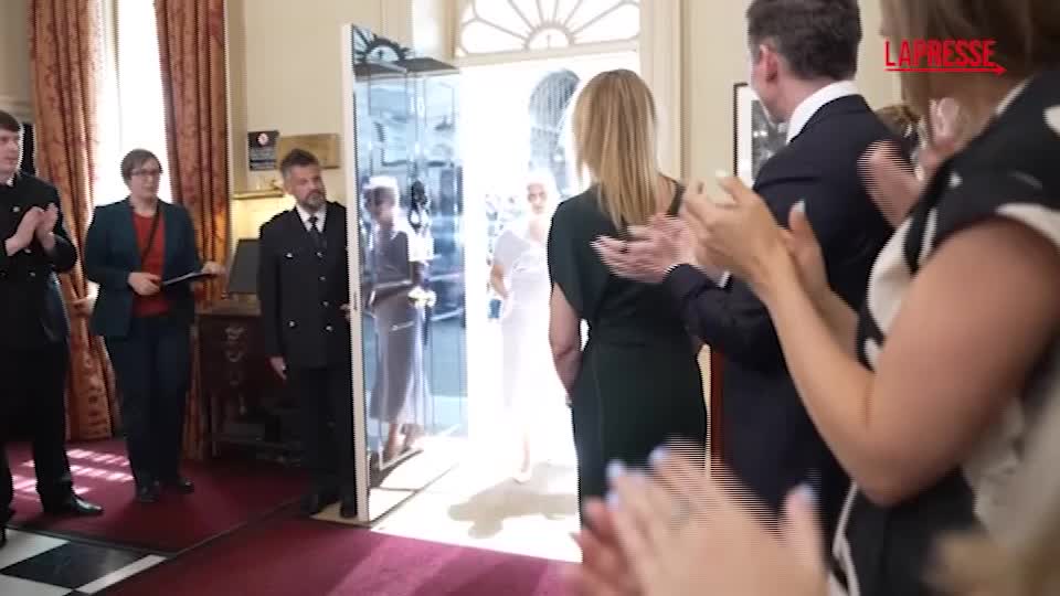 gran bretagna andy burnham entra al numero 10 di downing street accolto dall applauso dei funzionari da Lapresse.it gran bretagna andy burnham entra al numero 10 di downing street accolto dall applauso dei funzionari